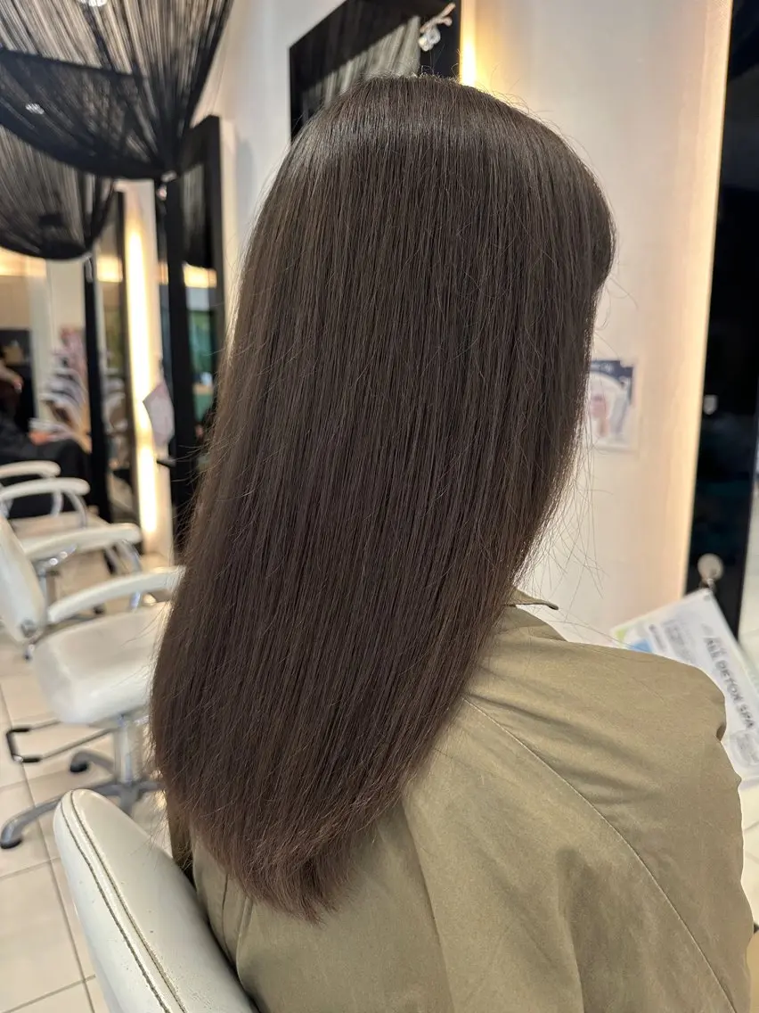 カラー ブリーチ グレージュ カーキグレージュ デザインカラー✨🦄 透明感カラー✨ヒカルのヘアスタイル