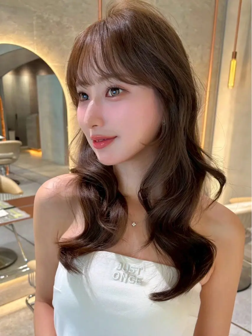 セミロング 韓国風ヘア レイヤーカット シースルーバング 小顔カット カット ヘアカラー トリートメント 小顔レイヤー/顔周り 艶髪カラー/金山のヘアスタイル