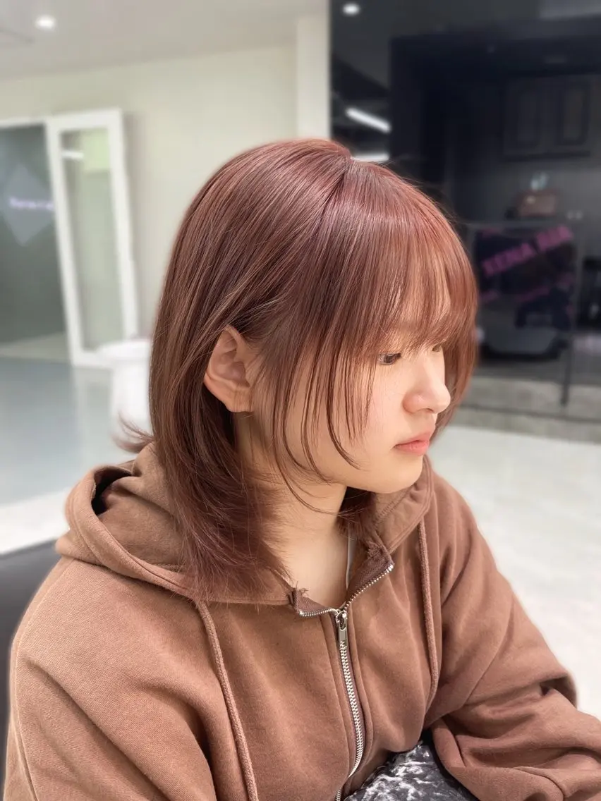 ミディアム カラー ベージュカラー ピンクカラー ピンクベージュ レイヤーカット MEI / ブリーチカラー/名駅のヘアスタイル