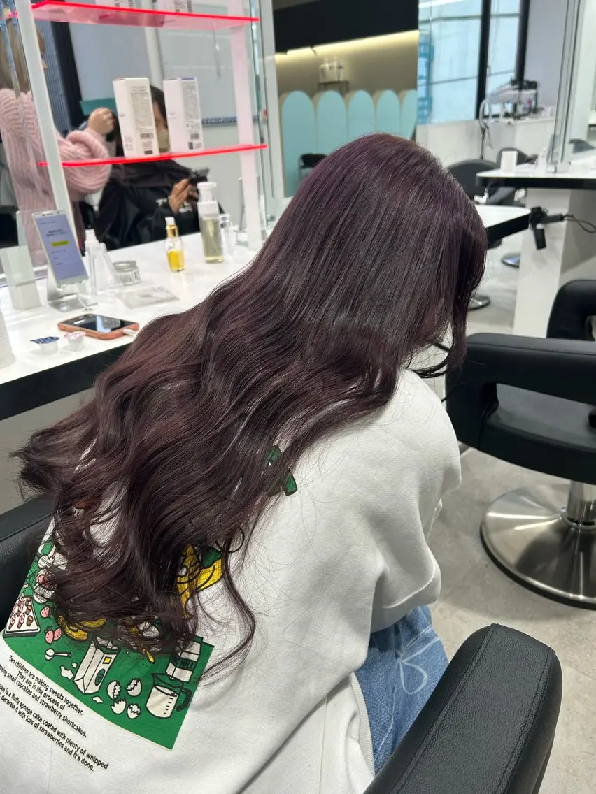 ロング カラー 縮毛ブリーチ／黒染め 複雑履歴／ホワイトのヘアスタイル