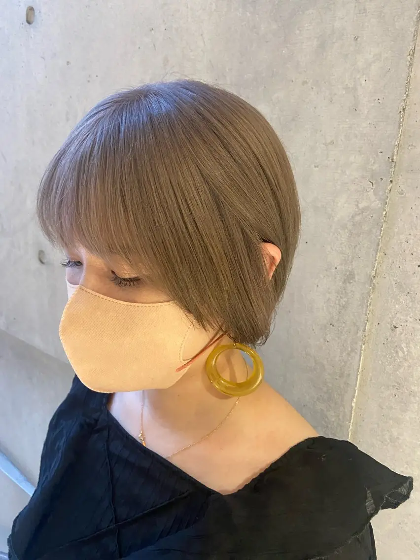 ショート なつめ🐶ショート ベージュカラーのヘアスタイル