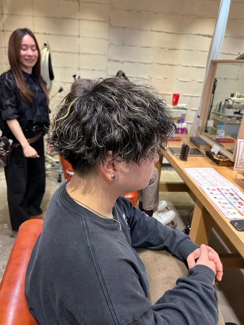 ショート カラー パーマ メンズ 新谷 虎太郎のヘアスタイル