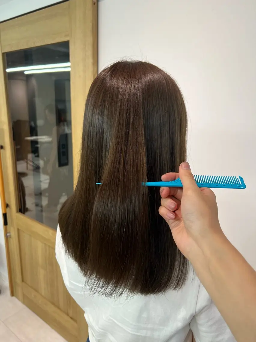 セミロング カラー グレージュ 小森聖奈 韓国風レイヤーカットのヘアスタイル