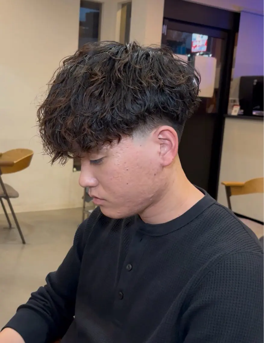 ショート パーマ メンズ メンズパーマ スペインカール くせ毛 【メンズ特化美容師】 吉田 到真/海外ヘアのヘアスタイル