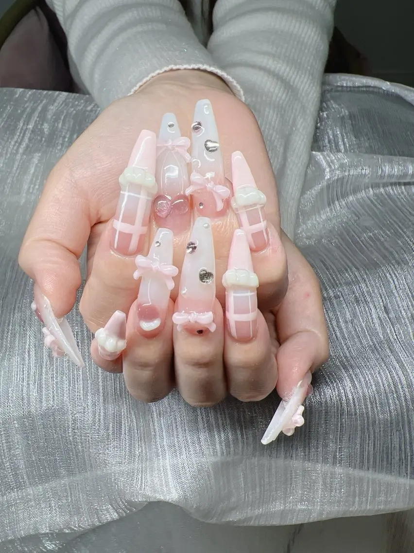 ネイル 長さ出し グラデーション 卒業式 キラキラネイル マグネットネイル Lee Nailsのネイルデザイン