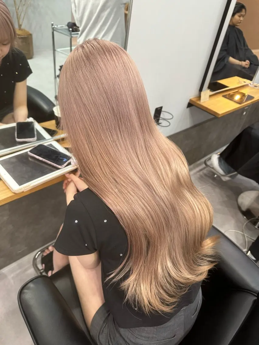 ロング カラー ミルクティーカラー グレージュ　高山慧輔のヘアスタイル