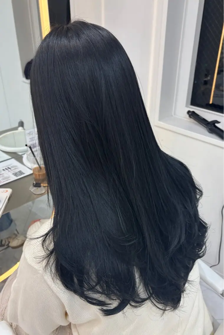 ロング カラー 黒髪 ブルーカラー ブルーブラック 顔まわりレイヤー 韓国風ヘア カット ヘアカラー トリートメント 髪質改善/レイヤーカ ット/ASAKA🤍のヘアスタイル