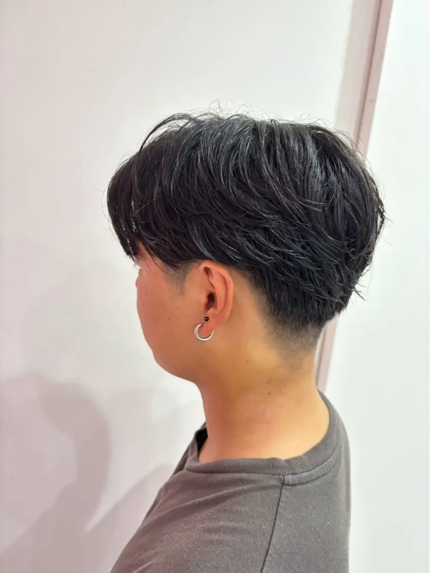 ショート パーマ メンズ フェザーパーマ メンズパーマ 刈り上げ カット パーマ Bianca伊勢崎 山崎南乃のヘアスタイル