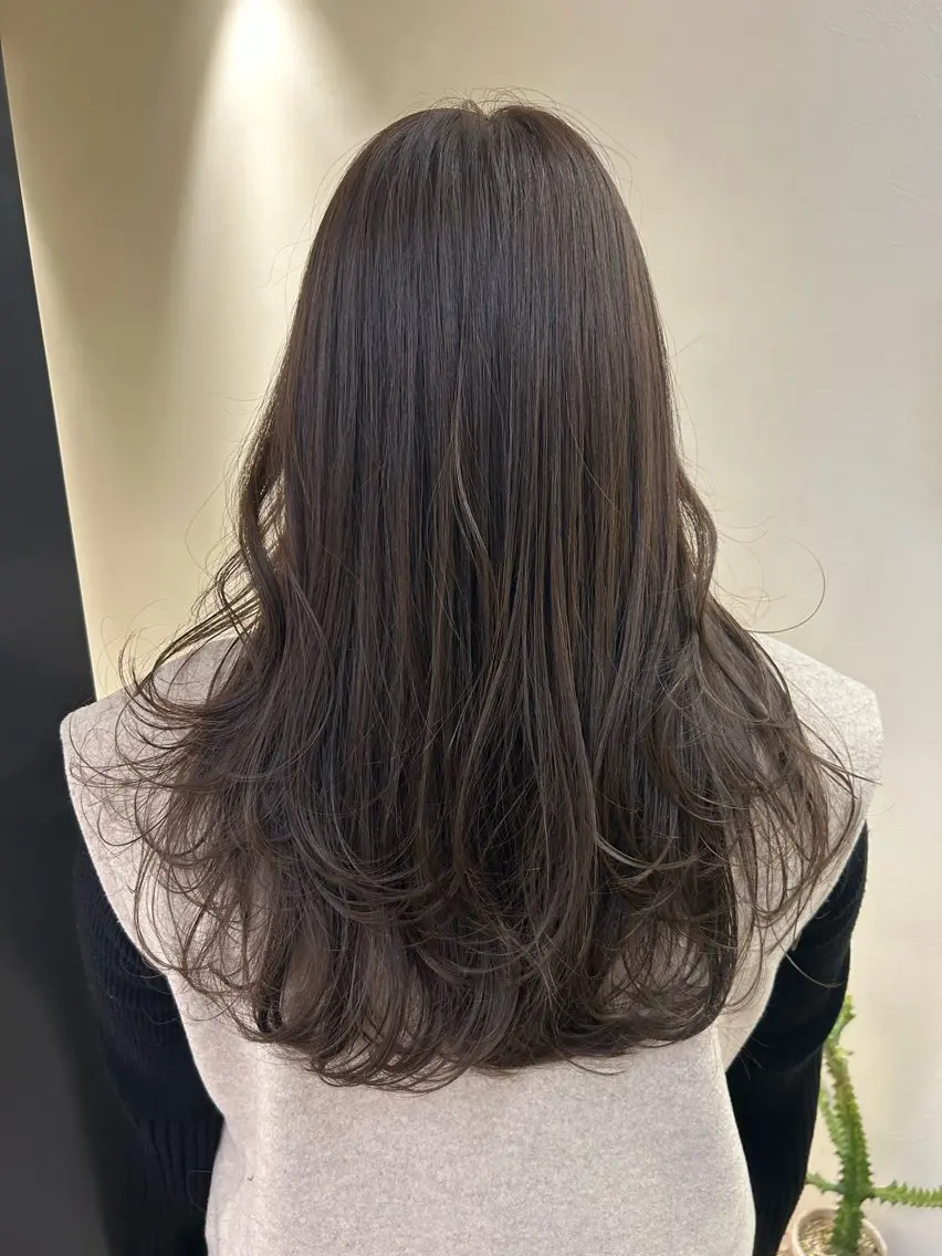 ロング カラー ブリーチ 透明感カラー グレージュ ブリーチなしカラー シルバー hubhair レイヤー/透明感のヘアスタイル