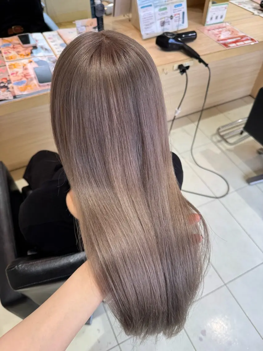 ロング カラー ベージュカラー ミルクティーベージュ ヘアカラー 御厨 夏芽のヘアスタイル
