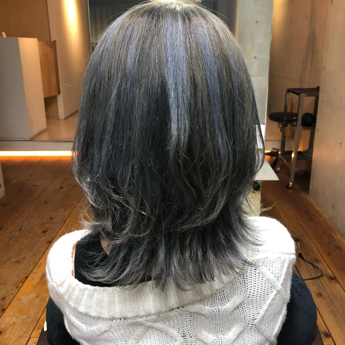 セミロング カラー ブリーチ ハイライトカラー シルバー ハイライト nagisa /縮毛矯正のヘアスタイル