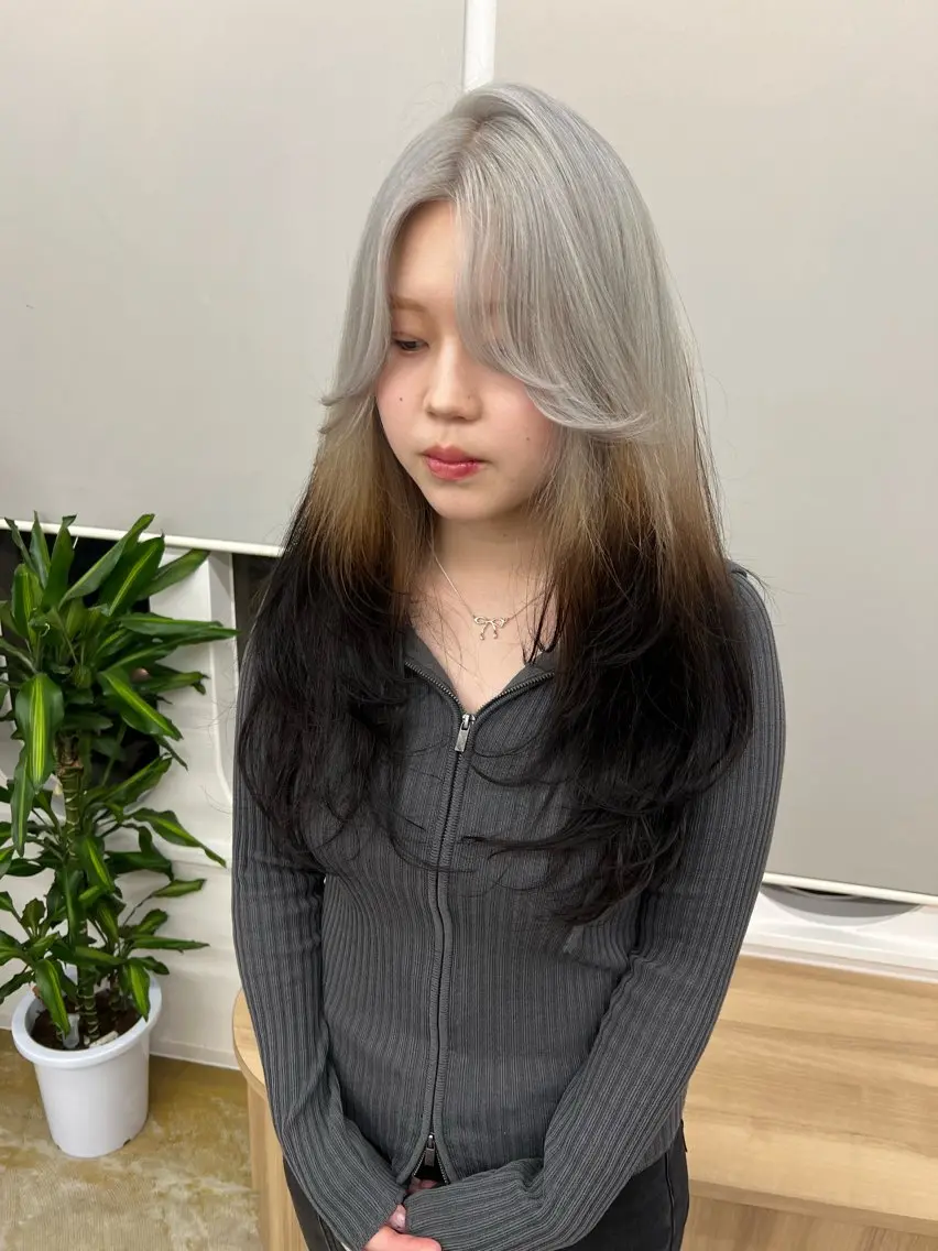ロング カラー ベージュカラー ブリーチ ケアブリーチ デザインカラー ダブルカラー ヘアカラー アオリ/韓国風 ハイトーン/レイヤーのヘアスタイル