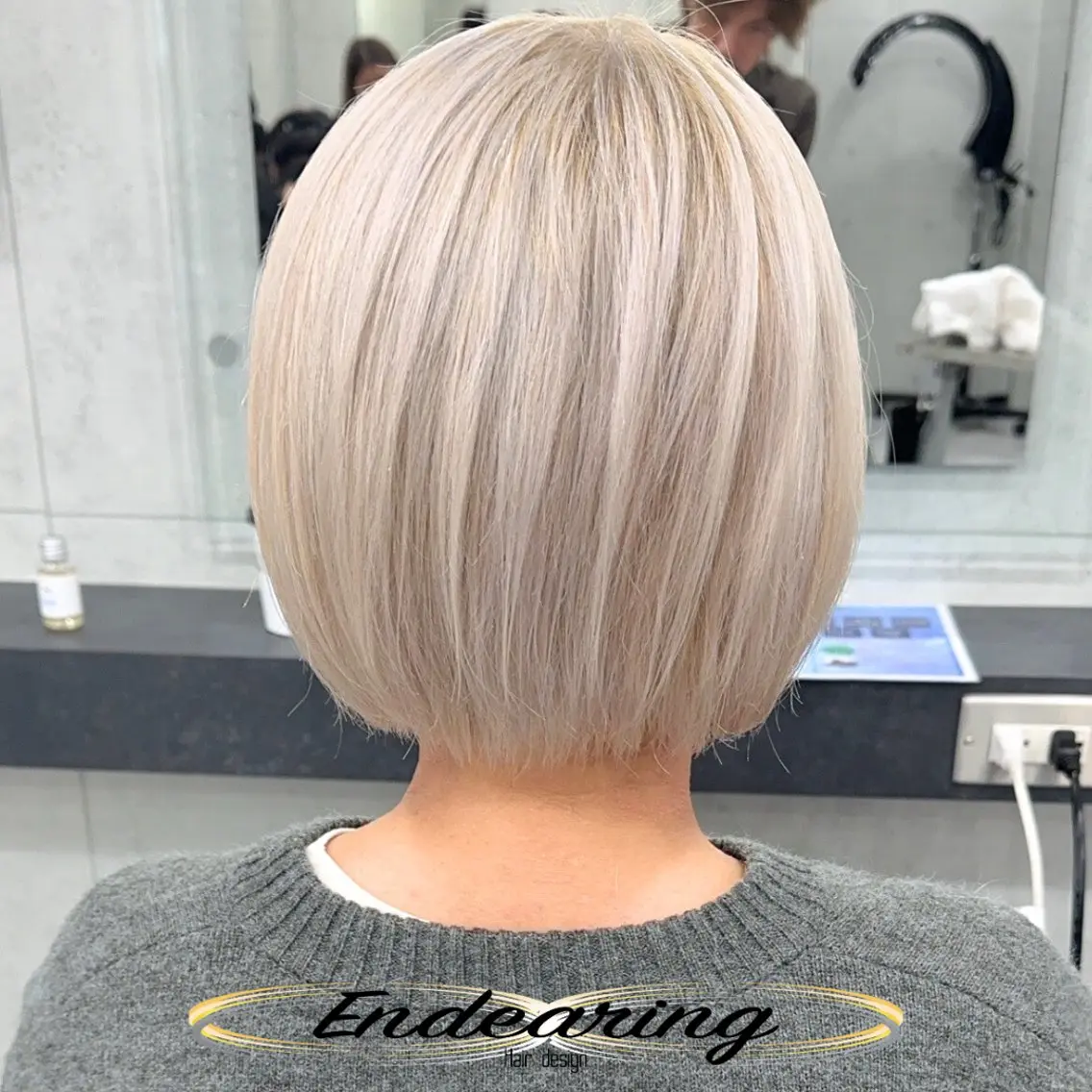 カラー ショートボブ ブリーチ 透明感カラー ハイトーンカラー シルバー ヘアカラー Endearing 銀座/レイヤーカットのヘアスタイル