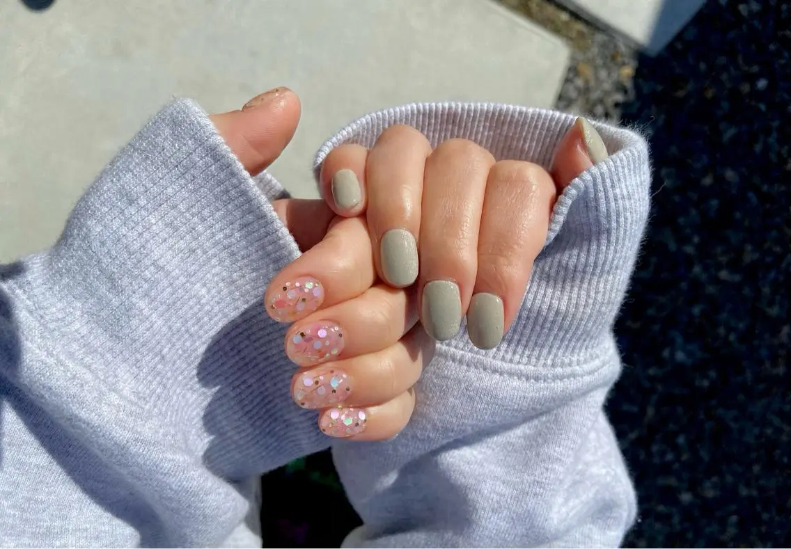 カラー パーマ ネイル マツエク・マツパ クリアネイル マグネットネイル ミラーネイル ニュアンスネイル ぷっくりネイル Adore nailのネイルデザイン