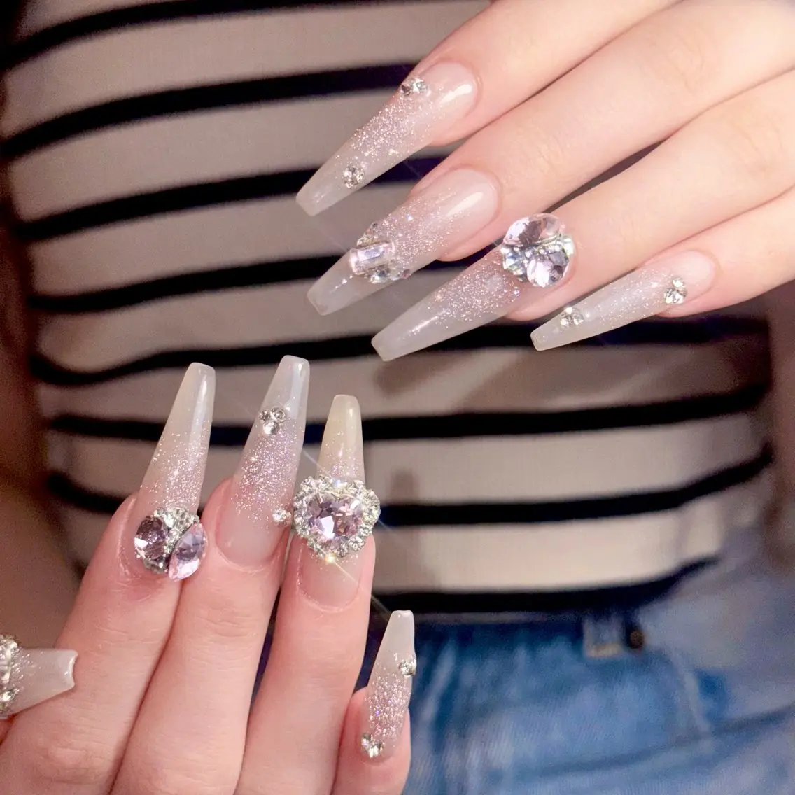 ネイル チークネイル キラキラネイル 韓国ネイル 夏ネイル ワンホンネイル nailsalon ChuColaのネイルデザイン