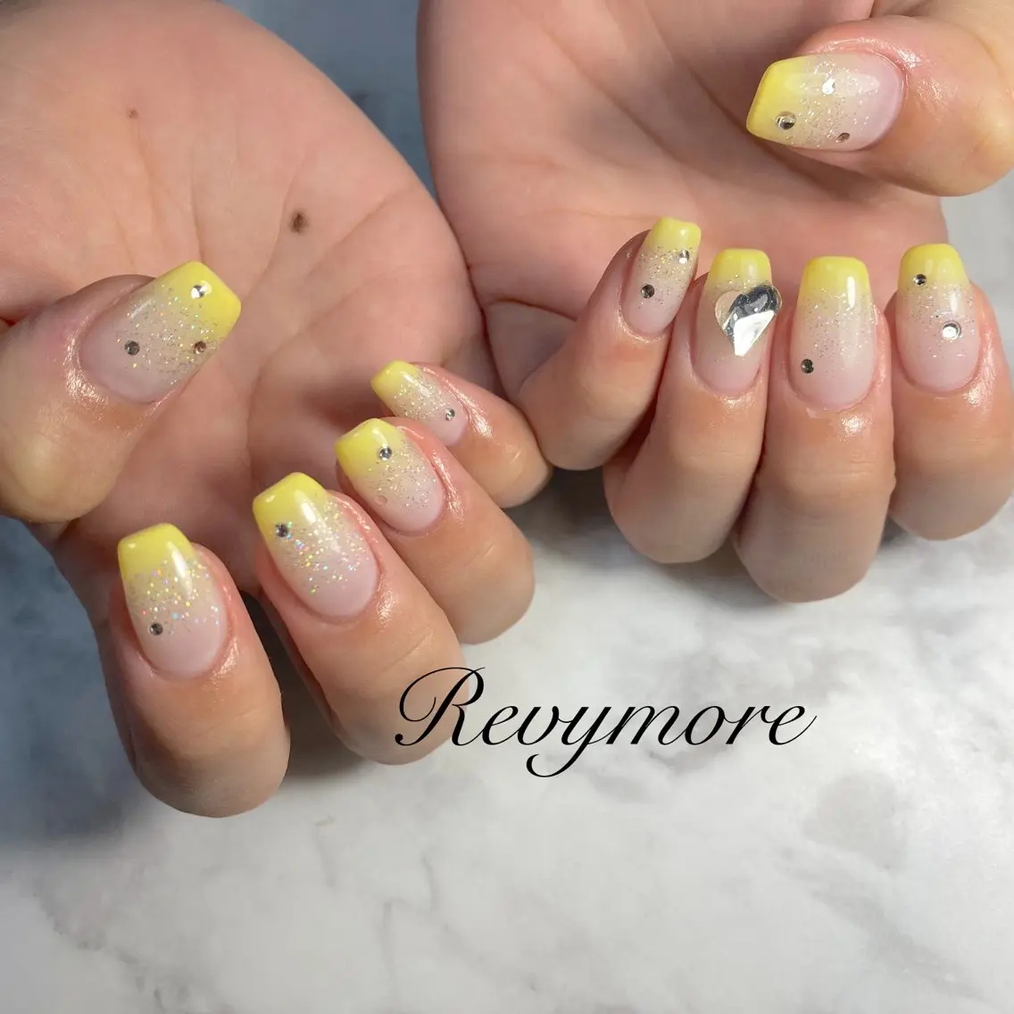ミディアム ネイル イエローカラー 韓国風ヘア ジェルネイル キラキラネイル 韓国ネイル nail salon Revymoreのネイルデザイン