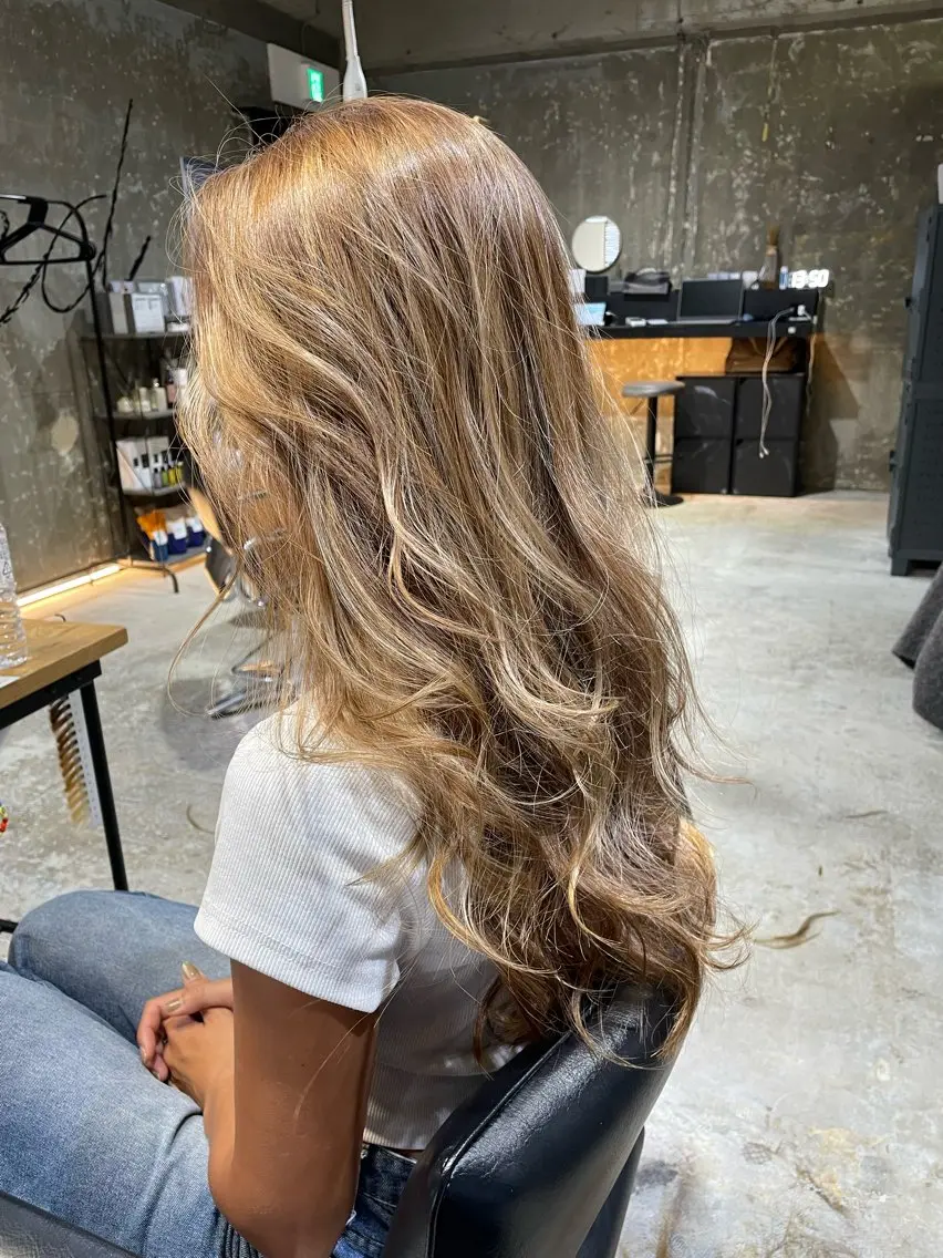 ロング カラー ブリーチ ハイライトカラー ハイライト ヘアカラー トリートメント 美髪カラー✨本間 貴広のヘアスタイル