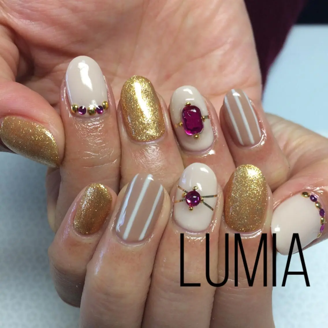 ネイル ストーンネイル Emu Nailのネイルデザイン
