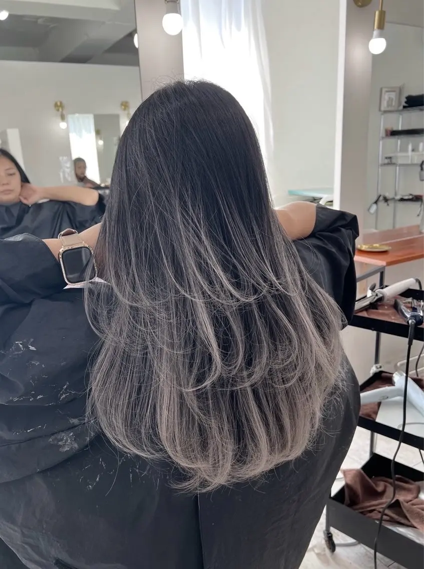 ロング カラー バレイヤージュ シルバー ホワイトシルバー レイヤーカット 指名数No.1 /NAOYAのヘアスタイル
