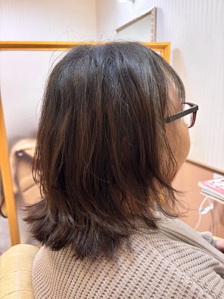 ミディアム 吉井 愛のヘアスタイル