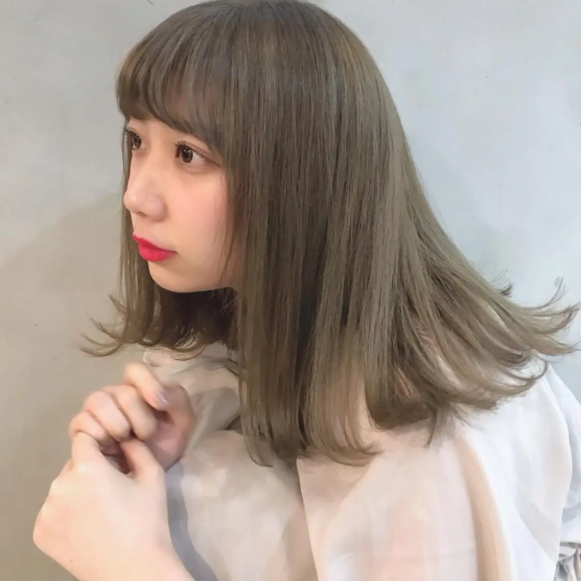 ミディアム カラー ハイトーンボブ 前田 表参道　グレージュのヘアスタイル