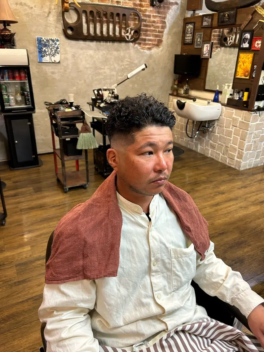 ショート パーマ メンズ フェードカット メンズパーマ スキンフェード ナイルプラス ヨウのヘアスタイル