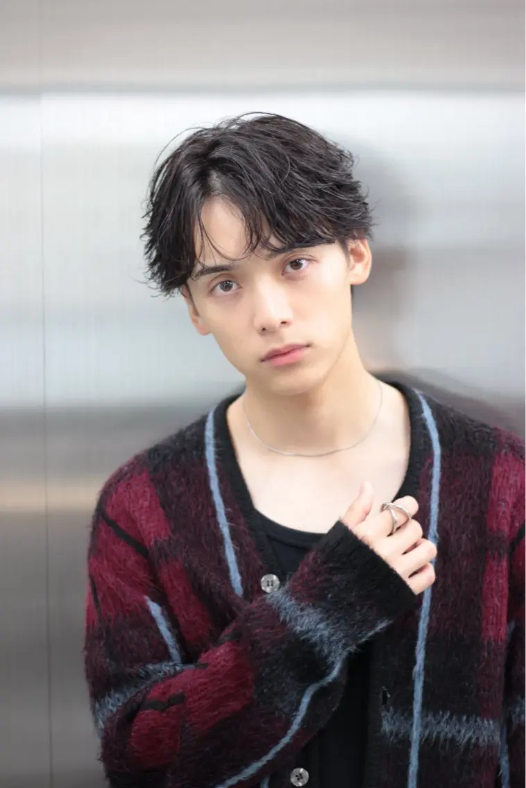ミディアム パーマ ヘアアレンジ メンズ ミディアムパーマ メンズパーマ メンズツイストパーマ 波巻きパーマ ツイストパーマ 🔥ニュアンス フェザー小林海斗🔥のヘアスタイル