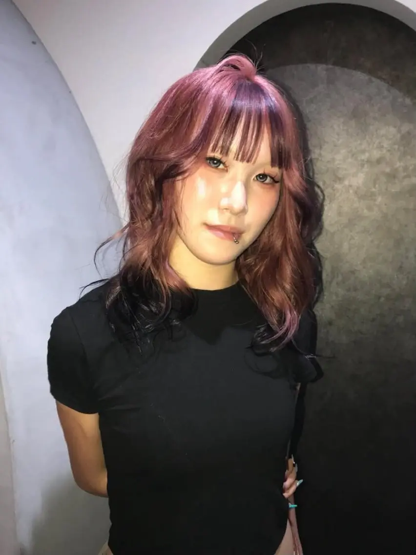 ミディアム asahi/派手髪 ／ハイトーンのヘアスタイル