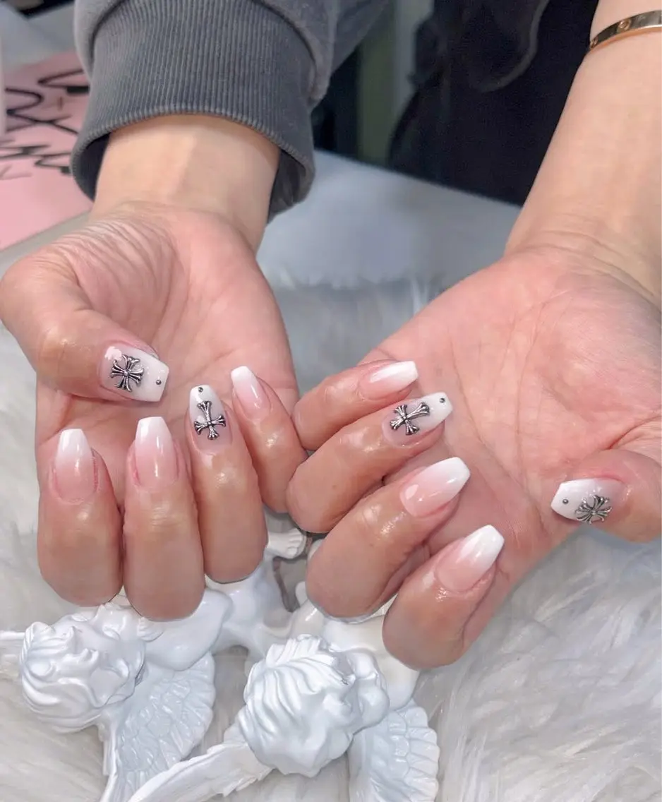 ネイル キラキラネイル マグネットネイル ぷっくりネイル 春ネイル ワンホンネイル ハンドネイル Lyna 池袋のネイルデザイン