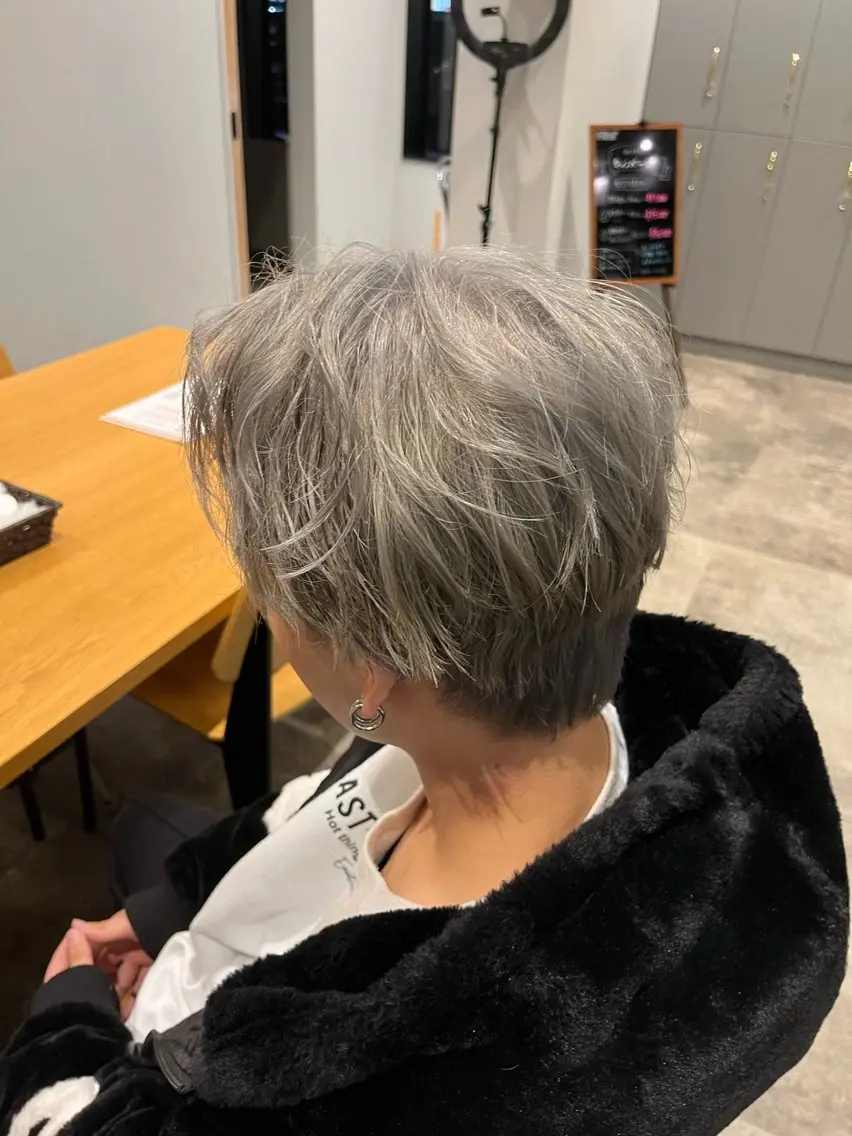 カラー ブリーチ シルバー 亀井 菜々花のヘアスタイル