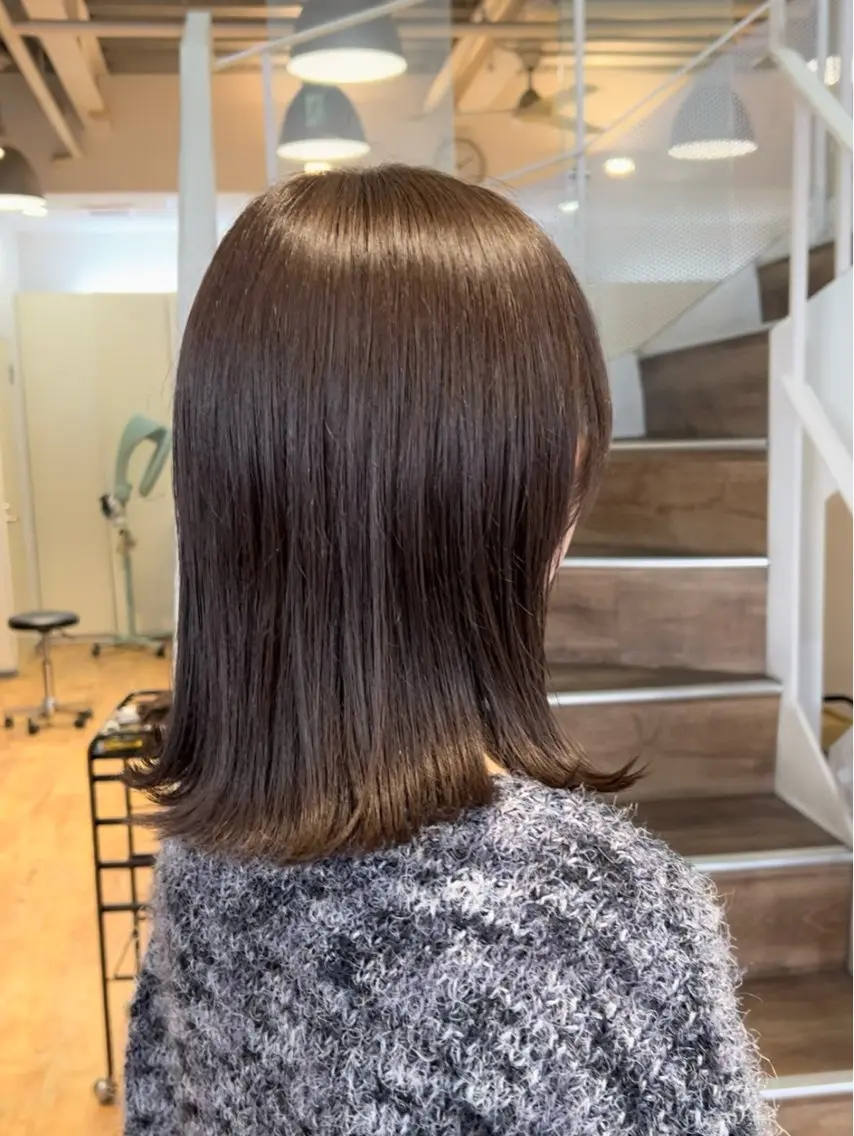 ミディアム カラー ベージュカラー オリーブベージュ カット ヘアカラー 石野 友唯のヘアスタイル