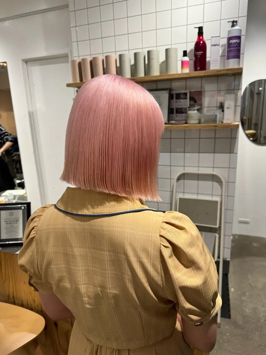 ショート カラー 切りっぱなしボブ アッシュ ベージュカラー ハイトーンカラー ピンクカラー ヘアカラー .. meiのヘアスタイル