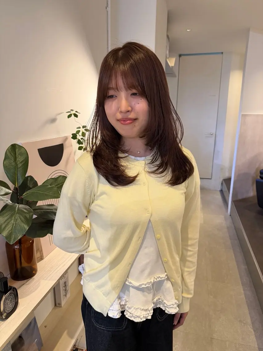 ミディアム カラー くびれヘア 顔まわりレイヤー ハッシュカット ハイレイヤー ヨシンモリ カット ヘアカラー トリートメント MIU/ルーツカラー 顔まわりレイヤーのヘアスタイル
