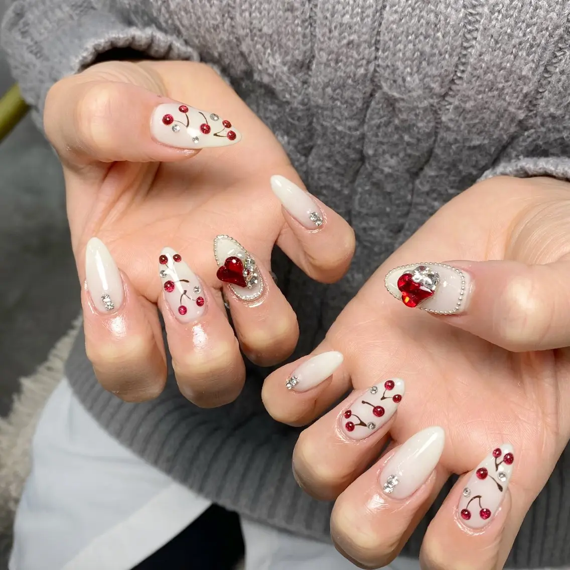 ネイル チークネイル フレンチネイル ジェルネイル ガーリー キラキラネイル ハンドネイル UM Nail Salonのネイルデザイン