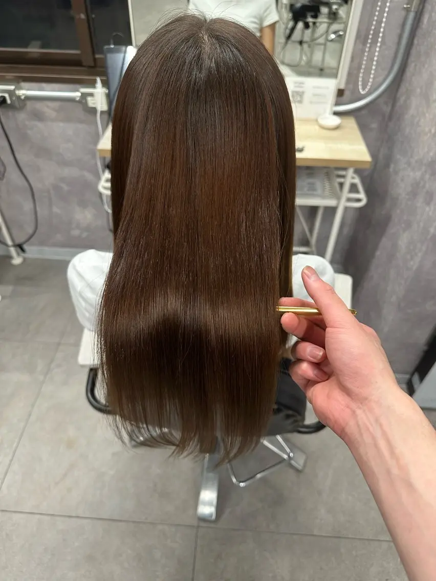 セミロング カット ヘアカラー トリートメント 艶髪、髪質改善 富田隼仁のヘアスタイル