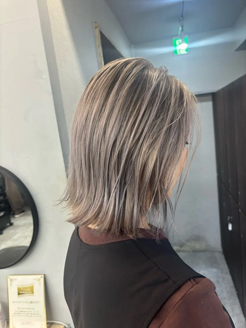 ミディアム レイヤーカット ヘアカラー トリートメント ブリーチ&似合せボブ 田中寛十のヘアスタイル