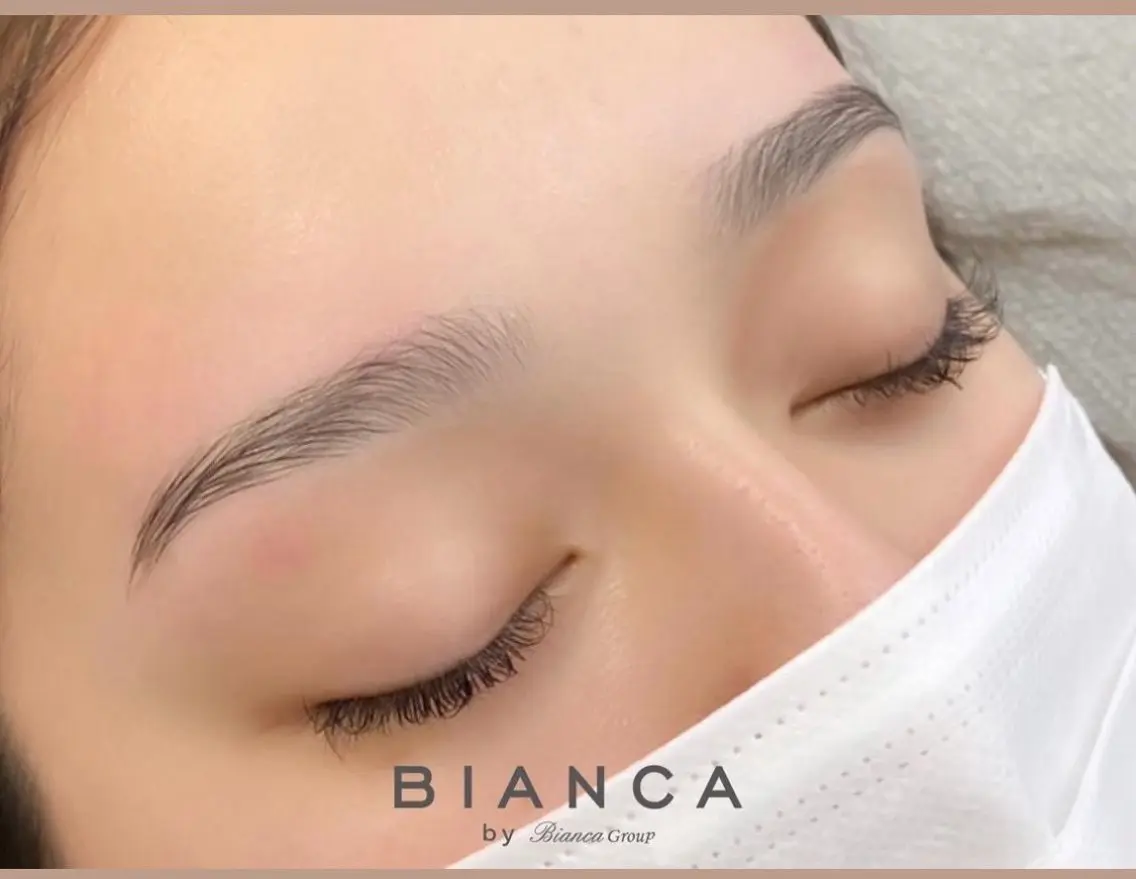 アイブロウ Bianca KAGARAのネイルデザイン