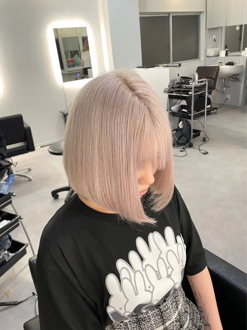 ショート カラー 大阪ケアブリーチ/ ミルクティーベージュのヘアスタイル