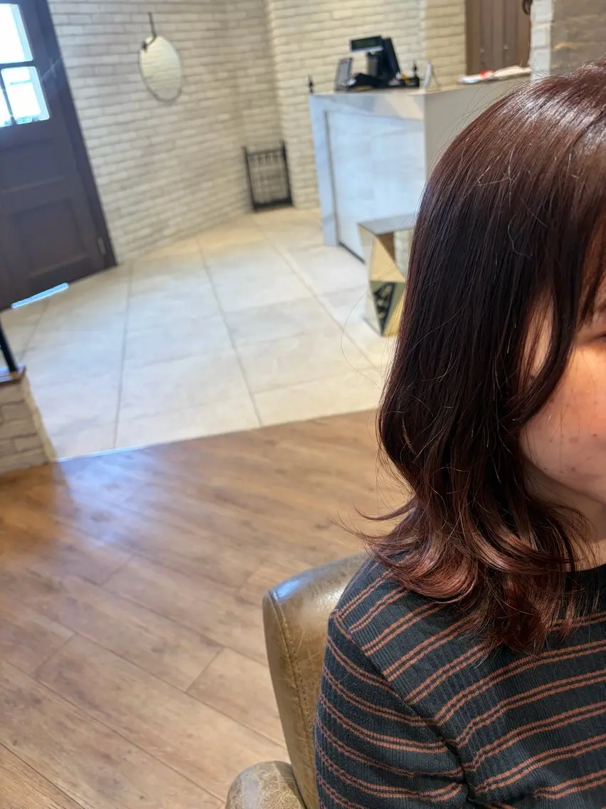 ミディアム ピンクブラウン 顔まわりレイヤー 顔周りカット レイヤーカット シモカワ マシロのヘアスタイル