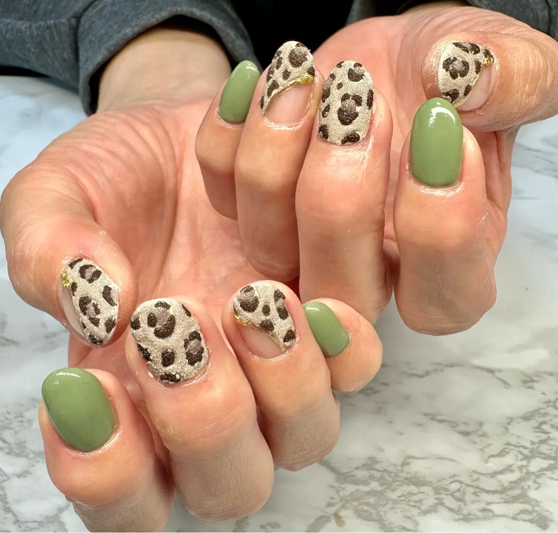 ネイル アニマル柄 アートネイル ミラーネイル 冬ネイル Mai’s nailのネイルデザイン