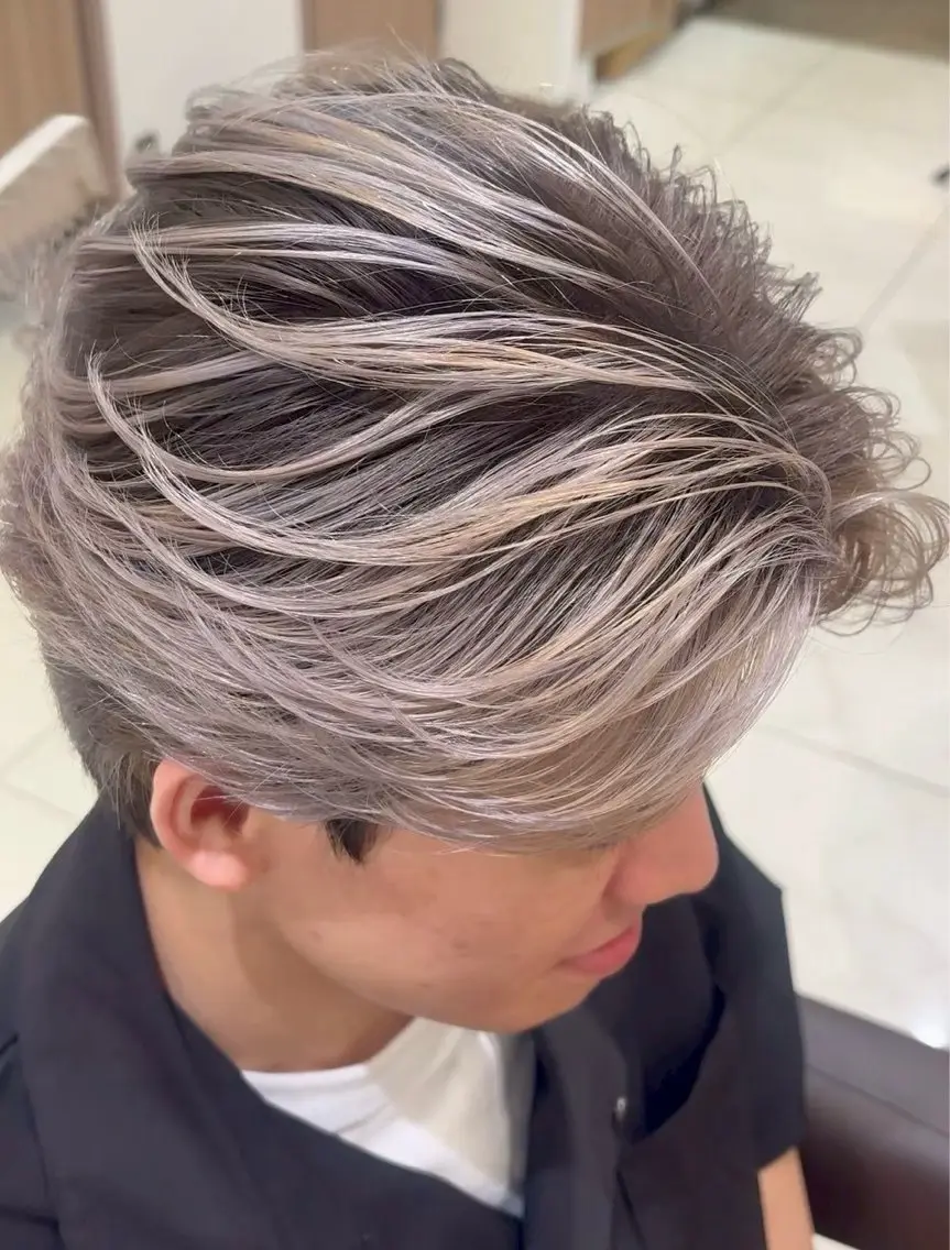 ミディアム カラー メンズ メンズバレイヤージュ メンズハイライト バレイヤージュ ベージュカラー ハイライトカラー カット ヘアカラー 白髪ぼかし/ブリーチ /縮毛矯正/ヨナミネのヘアスタイル