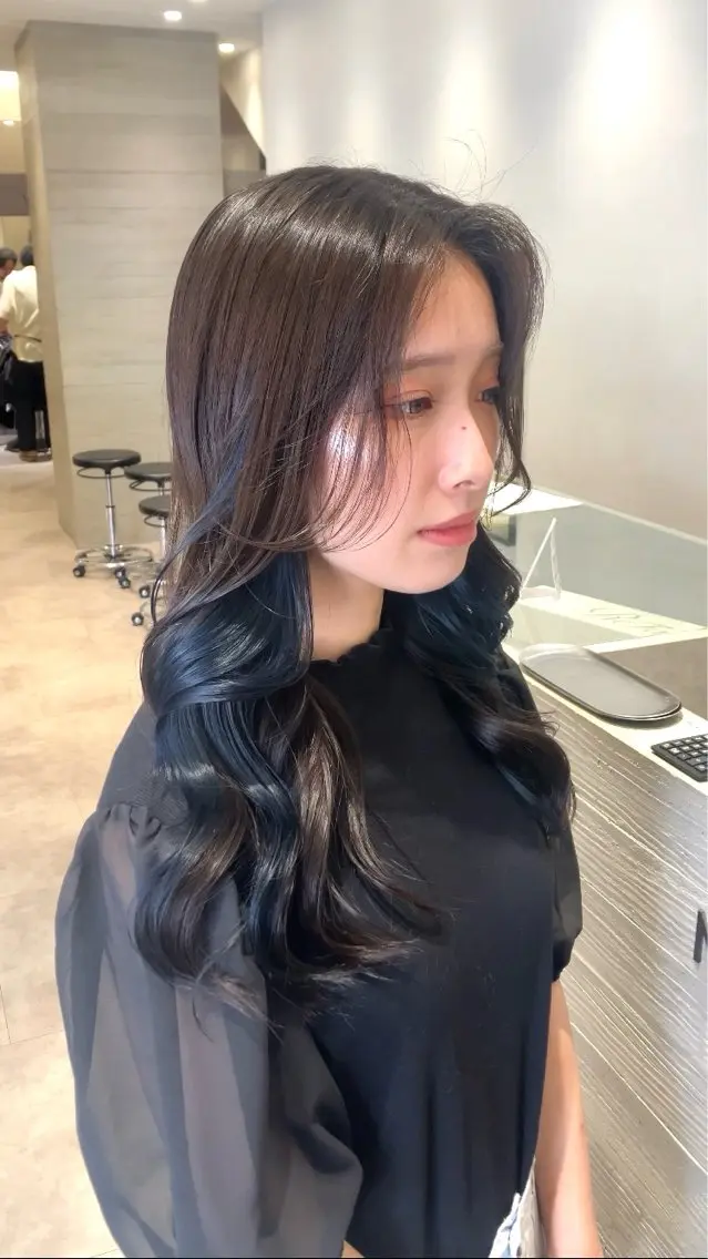 ロング カラー ブリーチ ネイビーカラー ヘアカラー サキ🤍ハイトーン 🩰くびれ巻きヘアのヘアスタイル