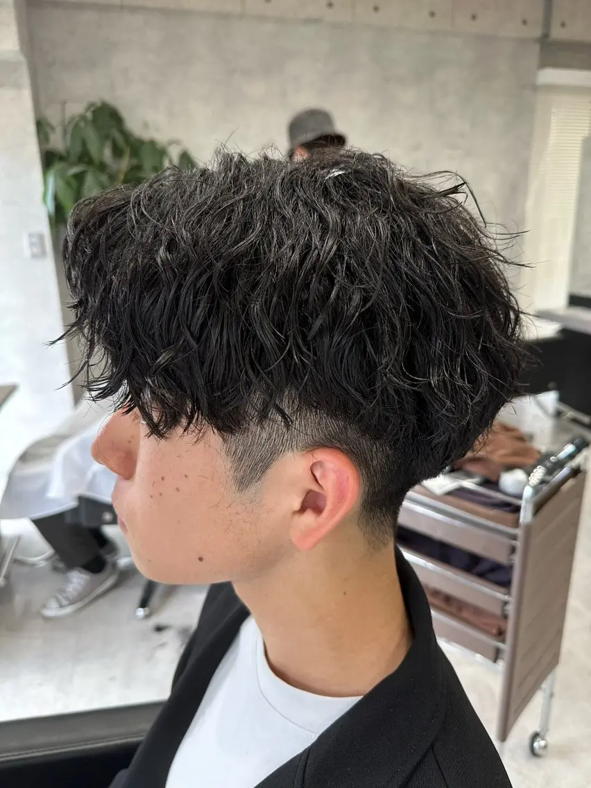 ショート パーマ メンズ アップバング メンズパーマ ツイストスパイラルパーマ スパイラルパーマ ユウ🪄 パーマ指名No1のヘアスタイル