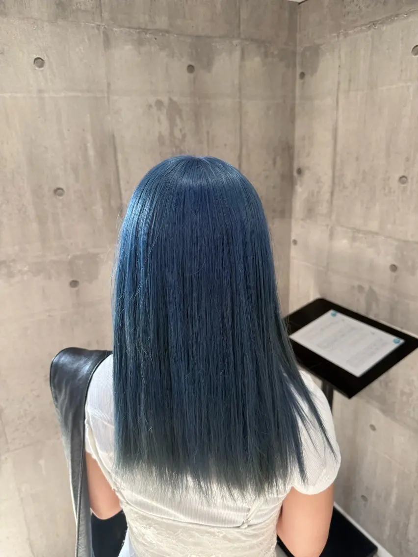 セミロング カラー メンズ メンズバレイヤージュ メンズブリーチ メンズハイライト メンズハイトーン メンズインナーカラー ヘアカラー トリートメント ☁️かずき☁️青.紫 推し活カラー💫のヘアスタイル