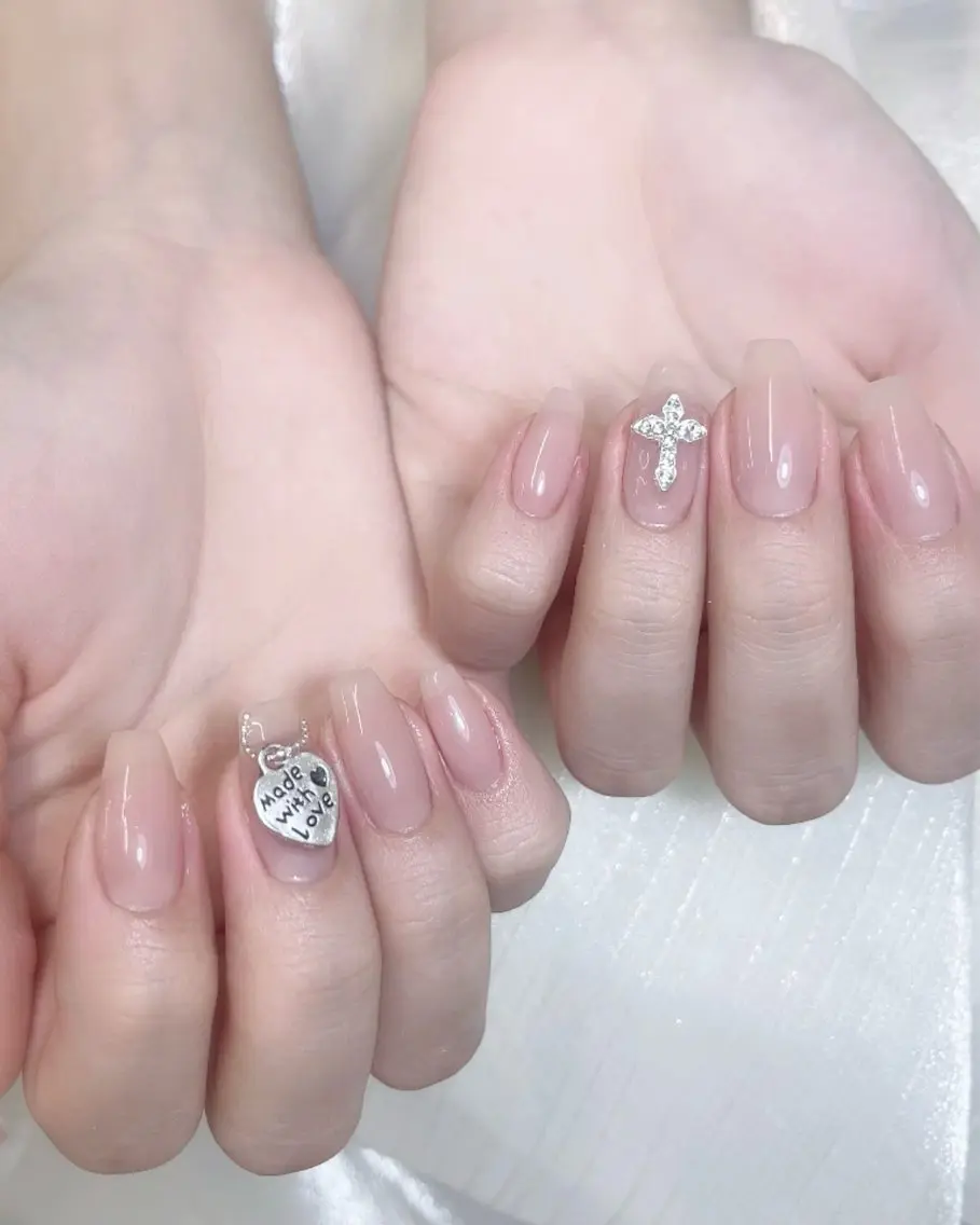 ネイル チークネイル フレンチネイル キラキラネイル 韓国ネイル ワンホンネイル ハンドネイル Speraネイル 大宮店🎀のネイルデザイン