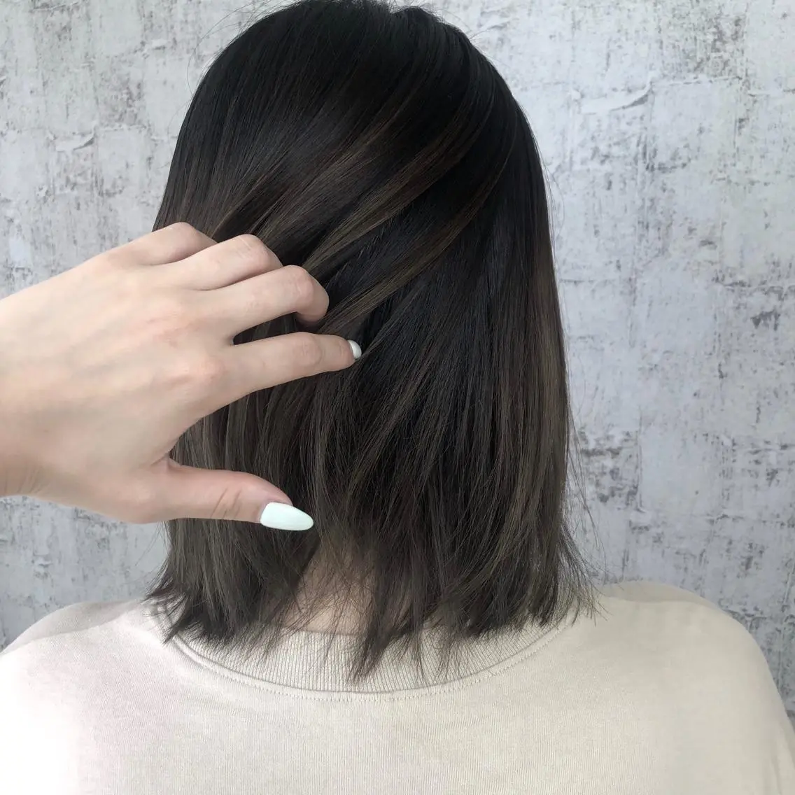 ミディアム カラー アッシュ 黒髪 デザインカラー グラデーションカラー 小顔レイヤー/ ベージュ🤍Rieのヘアスタイル