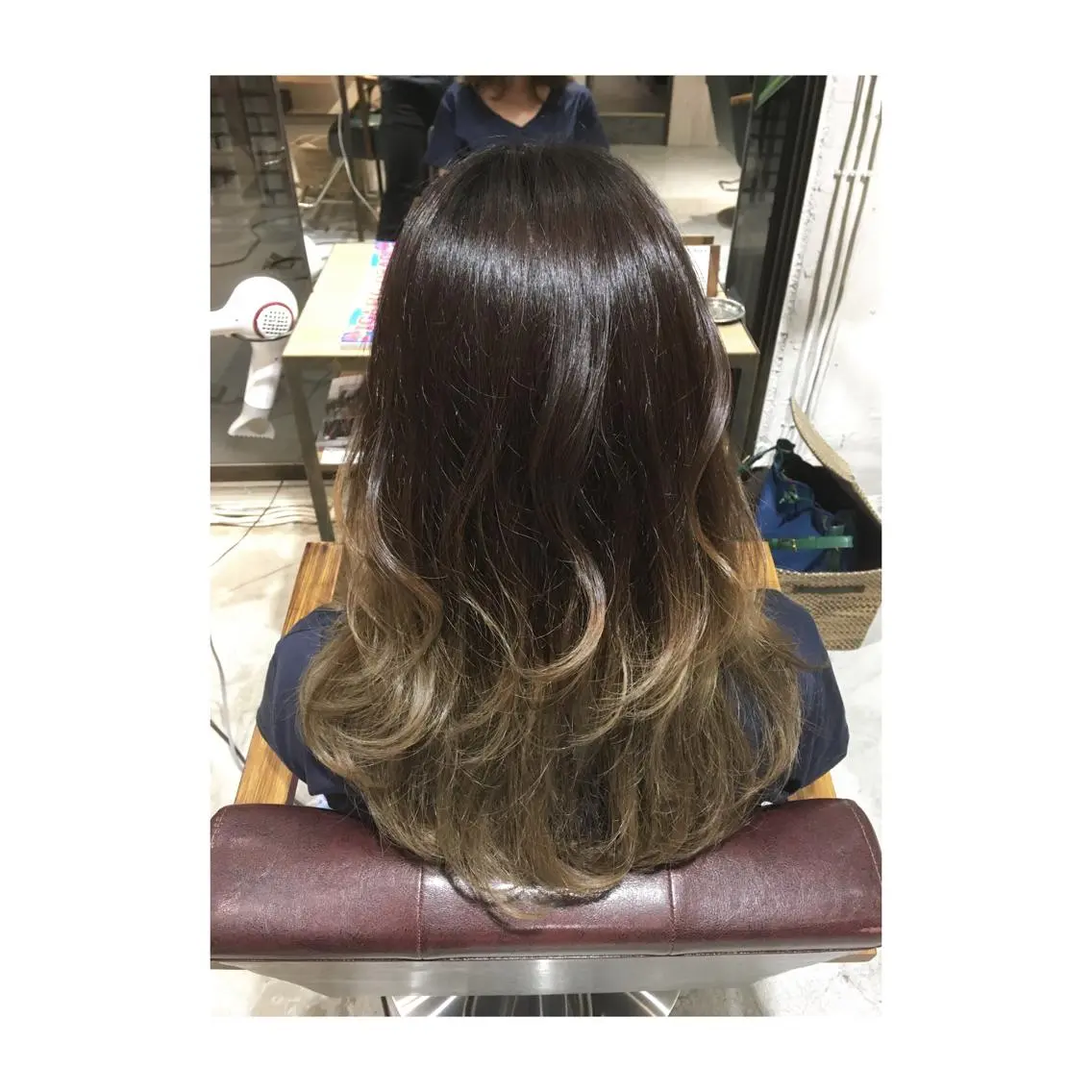 ミディアム セミロング ロング カラー パーマ アッシュ アッシュブロンド ブロンド グラデーションカラー アオガミ （前髪顔周りカット）のヘアスタイル