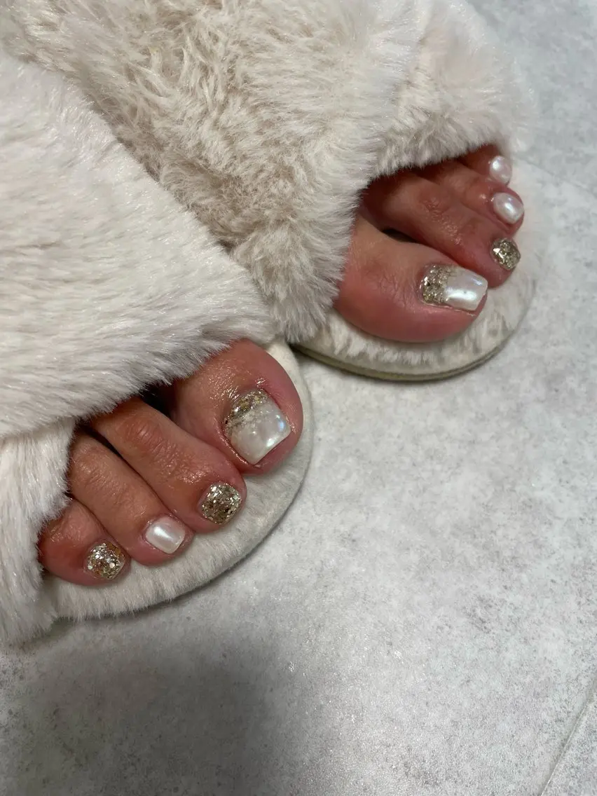 ネイル オーロラネイル フットネイル ホワイト 27salon yuinaのネイルデザイン