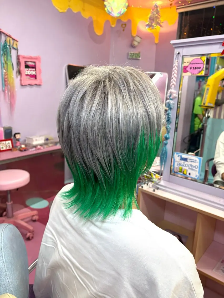 ショート カラー メンズ メンズインナーカラー インナーカラー シルバー ヘアカラー TOY🐈‍⬛🎀 派手髪/地雷系のヘアスタイル