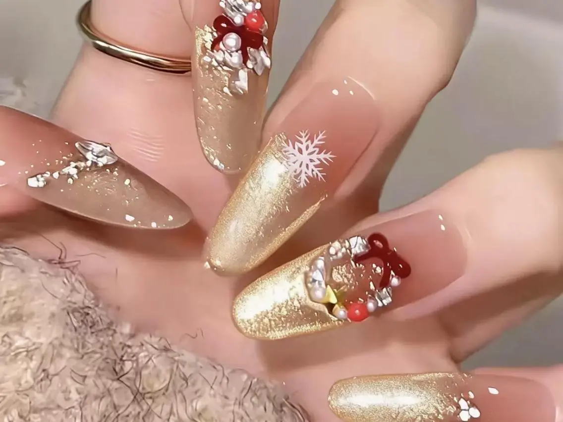ネイル ゴールド ゴージャス ホログラムネイル ロングネイル ミラーネイル ハンドネイル ハンドケア 🤍Nana 🤍のネイルデザイン